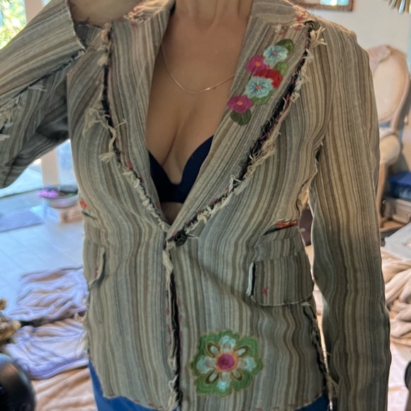 Adorable Aziz Embroidered Striped Blazer button needs a lil’ stitcheroo - Picture 5 of 14